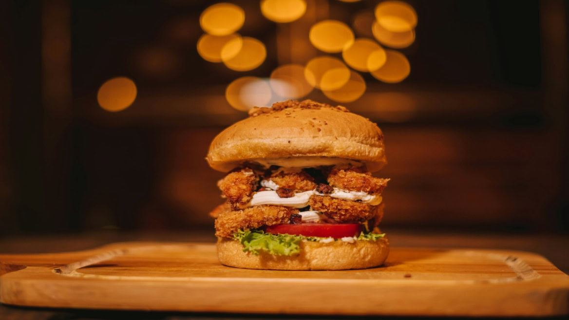 burger poulet croustillant gourmand avec sauce crémeuse