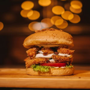 burger poulet croustillant gourmand avec sauce crémeuse