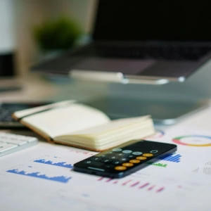 bureau moderne : graphiques financiers et calculatrice