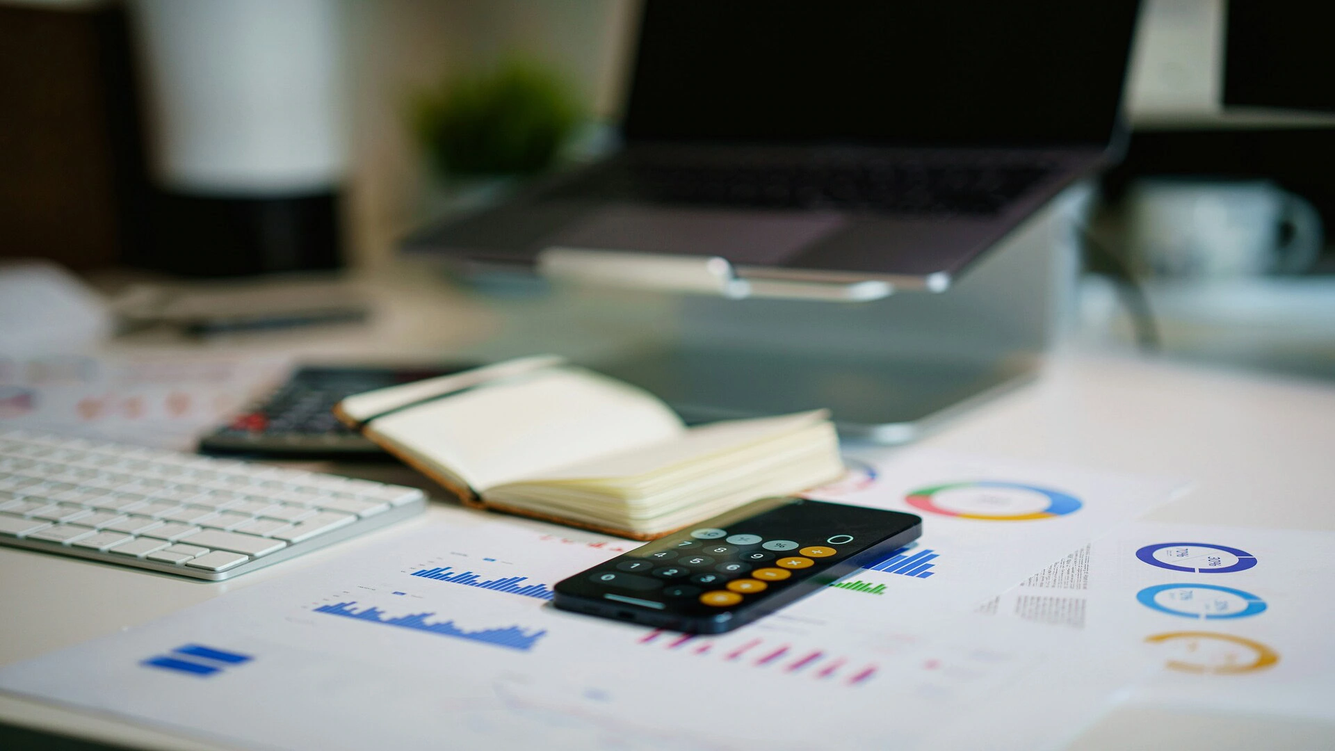 bureau moderne : graphiques financiers et calculatrice
