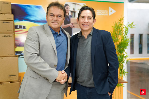 dos empresarios se dan la mano en evento dhl