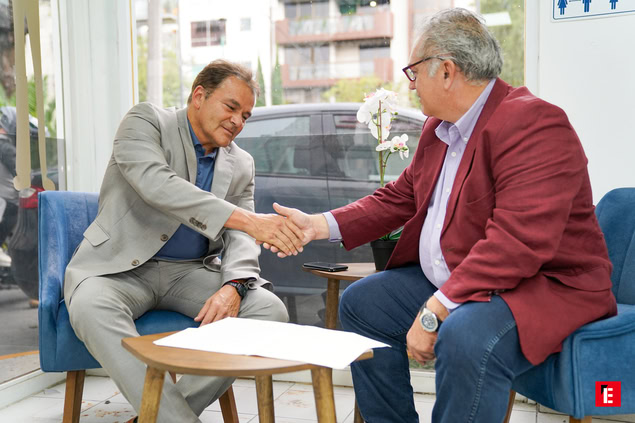 apretón de manos en reunión de negocios moderna