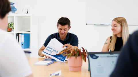 réunion d’équipe en bureau moderne avec documents