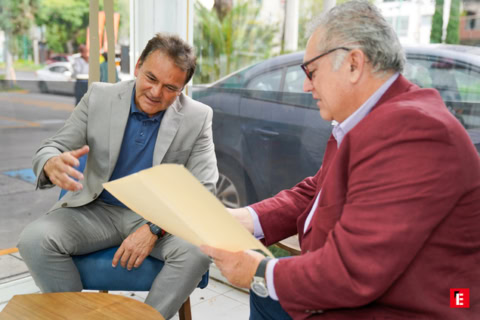 reunión de negocios al aire libre en café