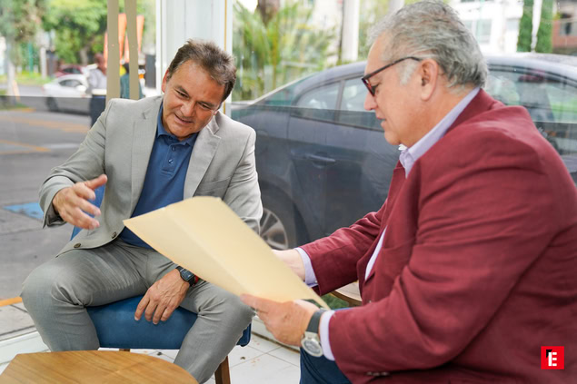 reunión de negocios al aire libre en café