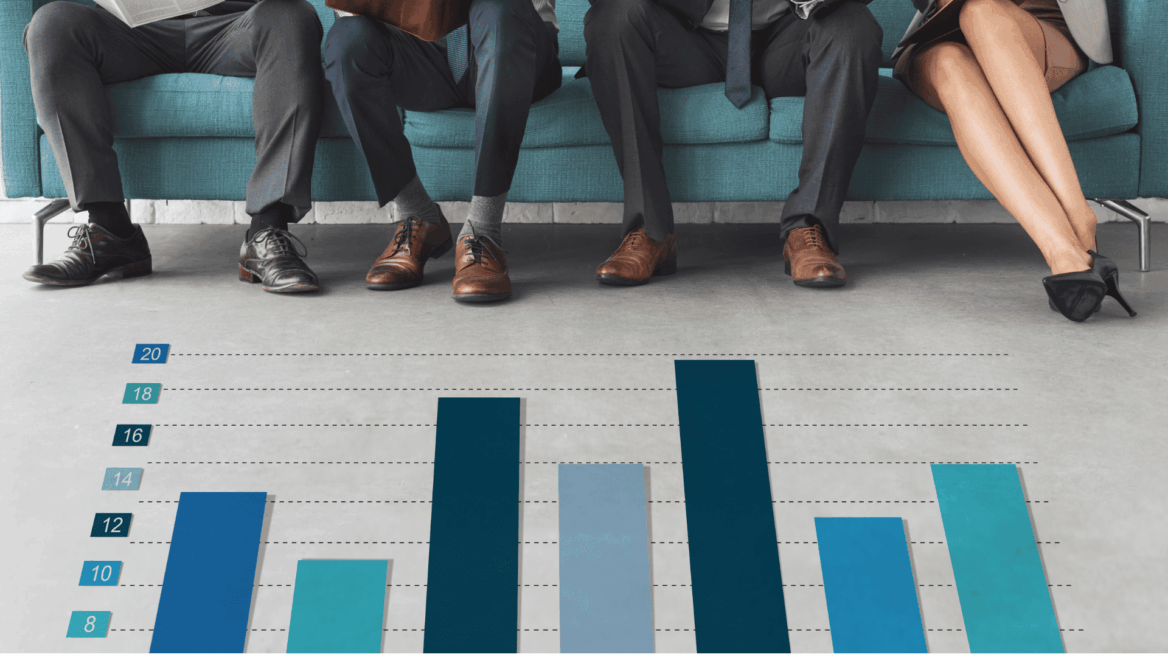 equipo empresarial con gráfico de barras y análisis
