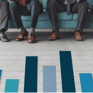 equipo empresarial con gráfico de barras y análisis