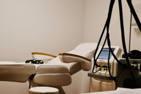 cabinet de laser médical avec chaise d’examen