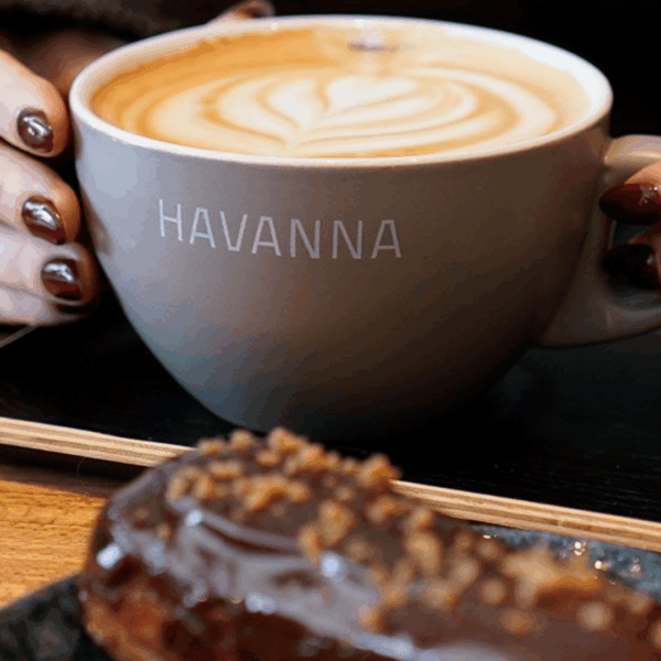cappuccino havanna con latte art y brownie
