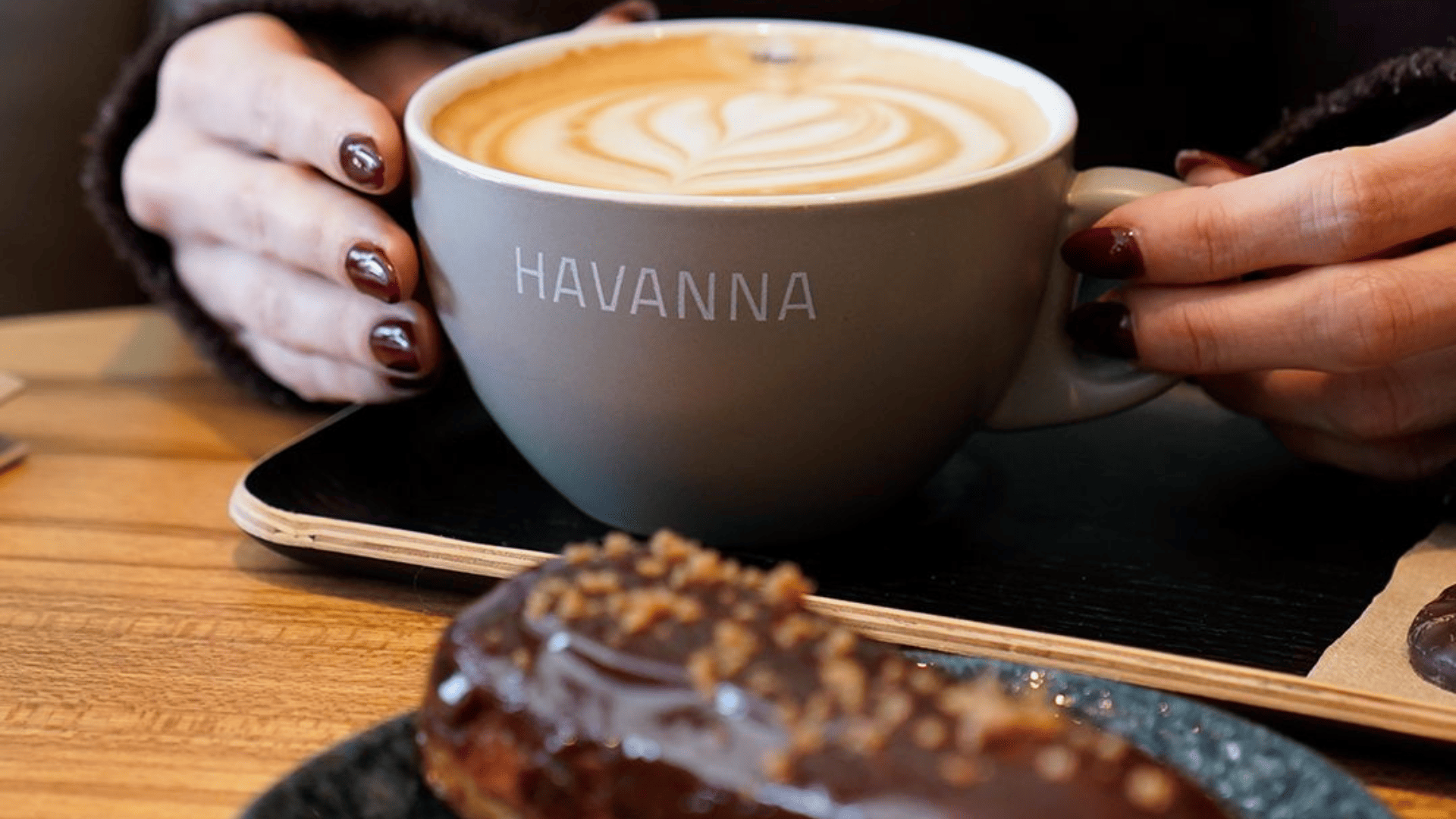 cappuccino havanna con latte art y brownie