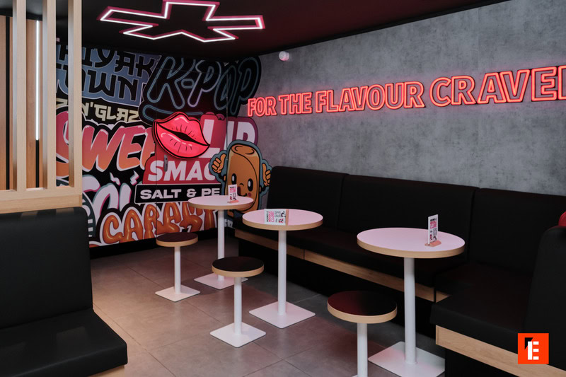 café moderne au néon rouge et graffiti