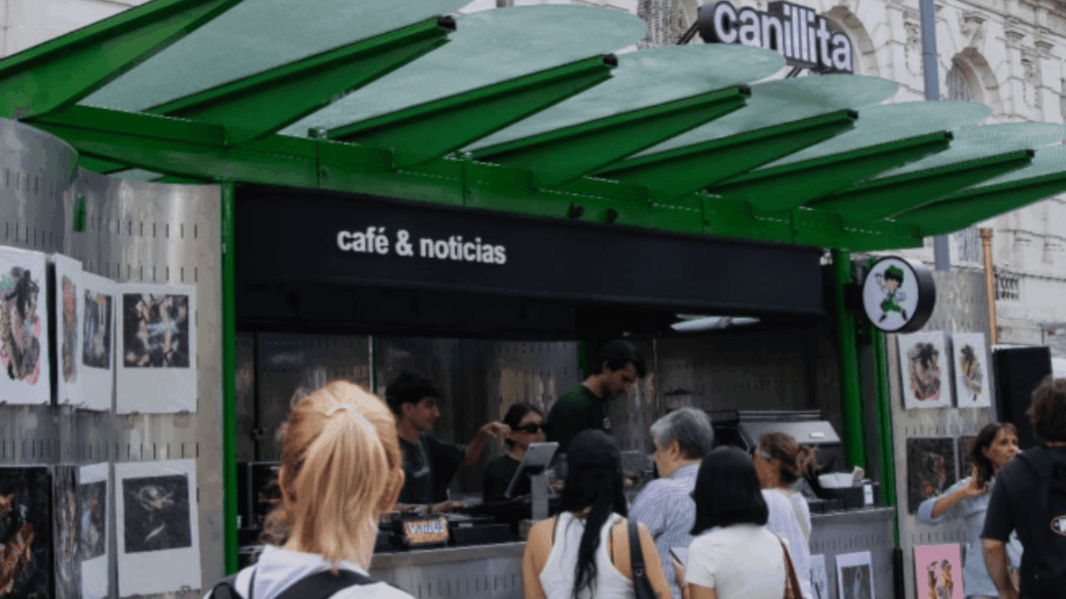 kiosco café urbano con arte y público