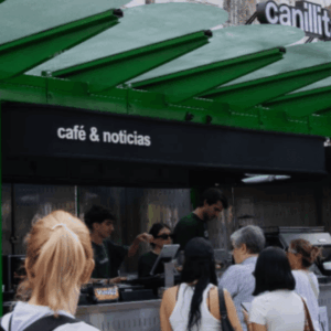 kiosco café urbano con arte y público