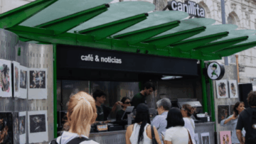 kiosco café urbano con arte y público