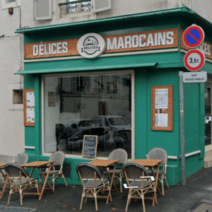 façade de café marocain avec terrasse urbaine
