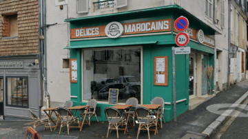façade de café marocain avec terrasse urbaine
