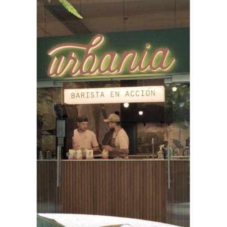 cafetería urbana con neón y baristas