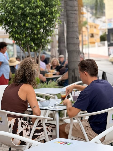 pareja en terraza de café urbana