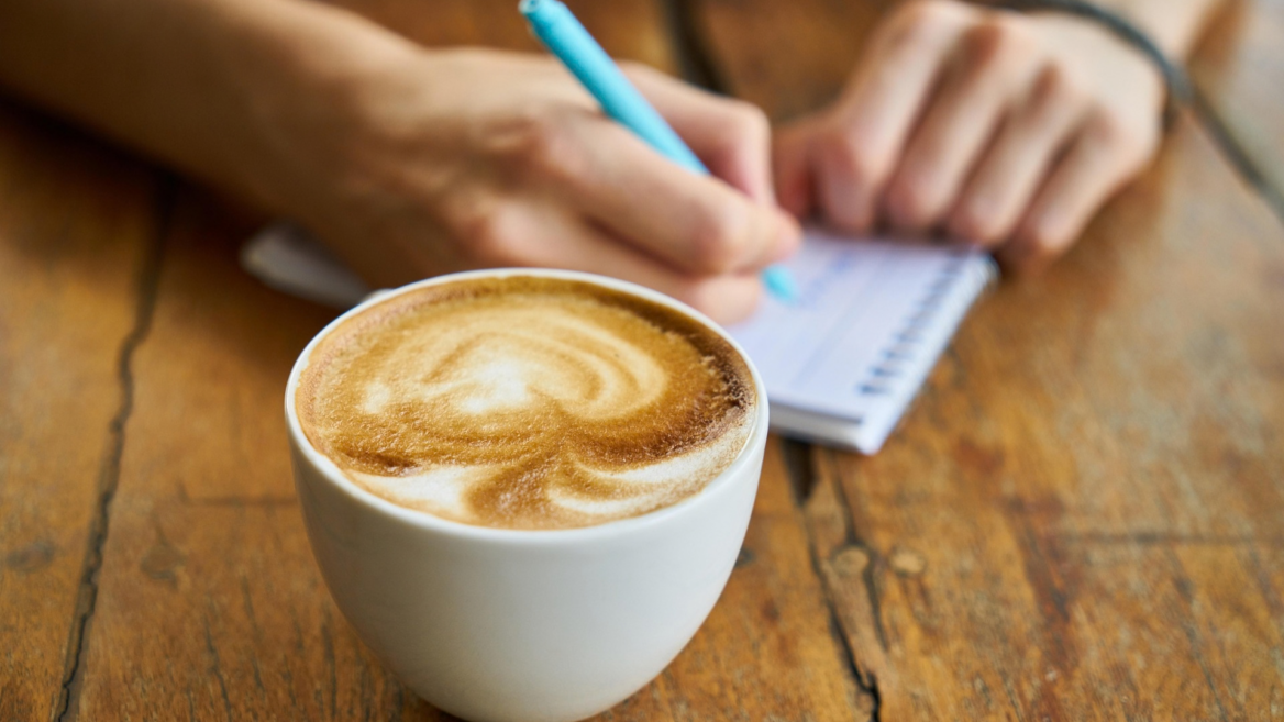 cappuccino et notes : travail au café