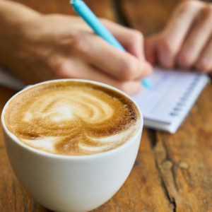 cappuccino et notes : travail au café