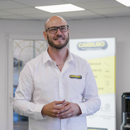 portrait professionnel carburo en bureau moderne