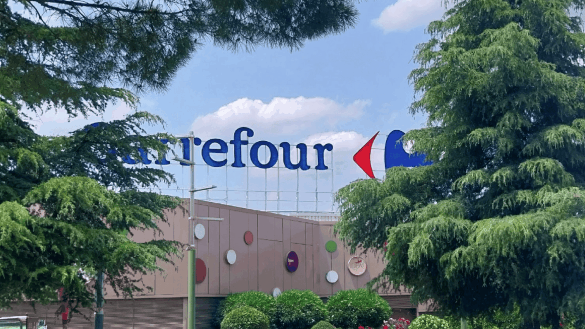 enseigne carrefour et centre commercial arboré