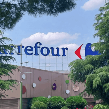 enseigne carrefour et centre commercial arboré
