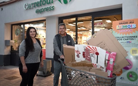 entrée carrefour express avec cartons et employés