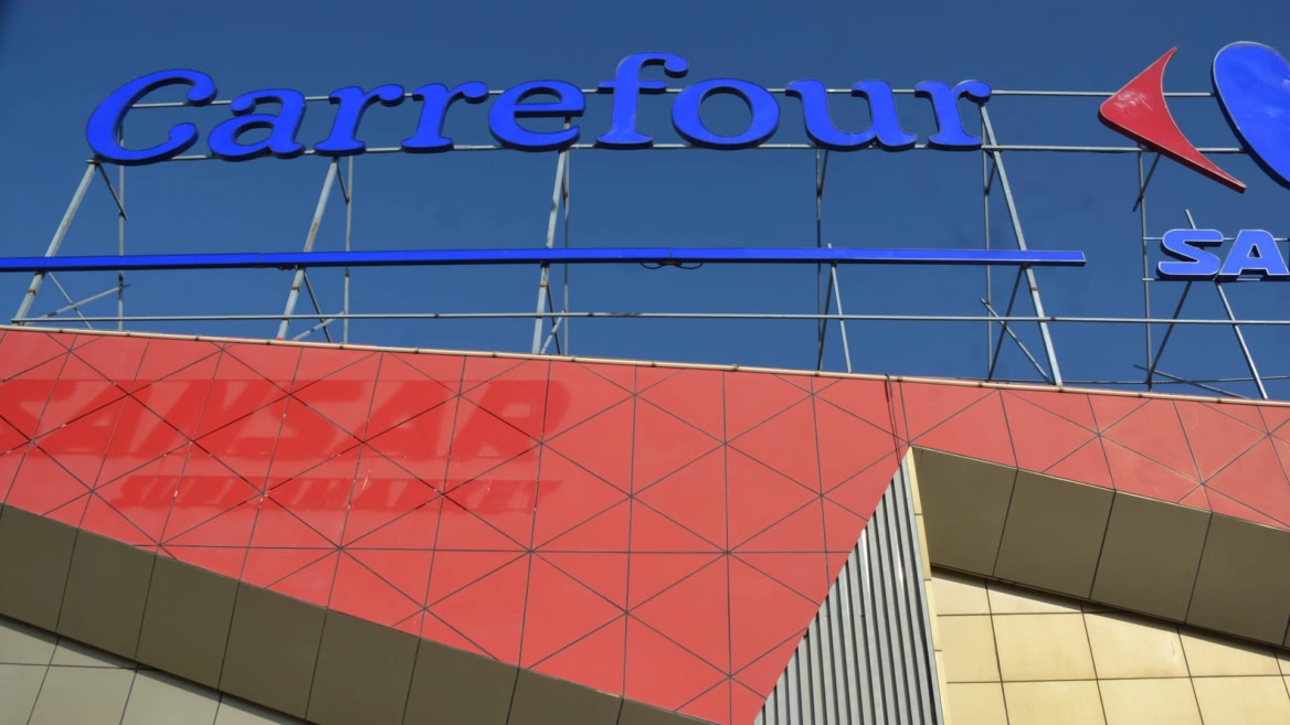 enseigne carrefour bleue sur façade moderne