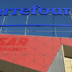 enseigne carrefour bleue sur façade moderne