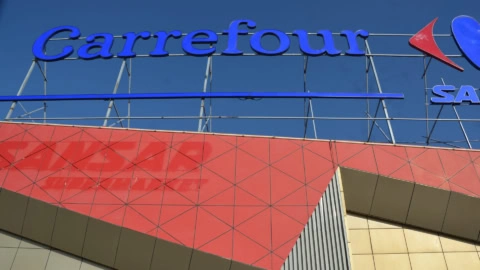 enseigne carrefour bleue sur façade moderne