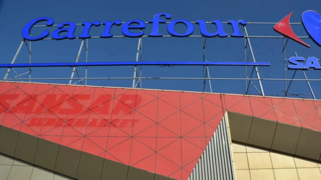 enseigne carrefour bleue sur façade moderne