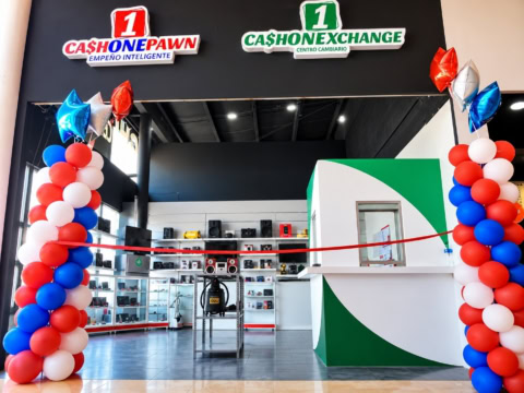 entrada de cash one con globos y letreros luminosos