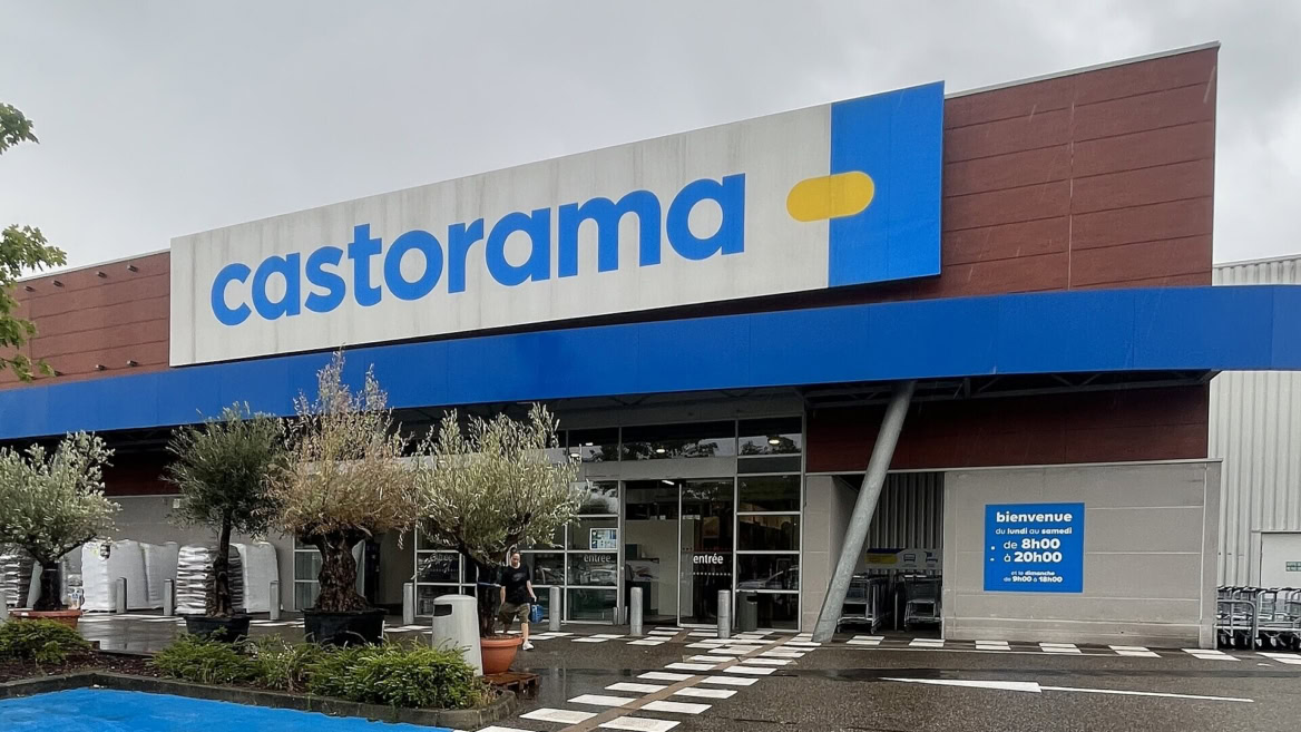 façade du castorama sous la pluie