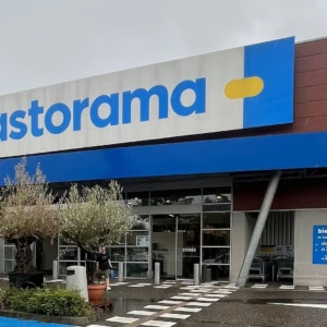 façade du castorama sous la pluie