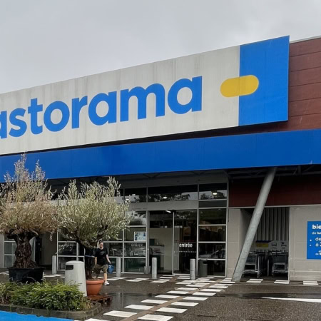 façade du castorama sous la pluie
