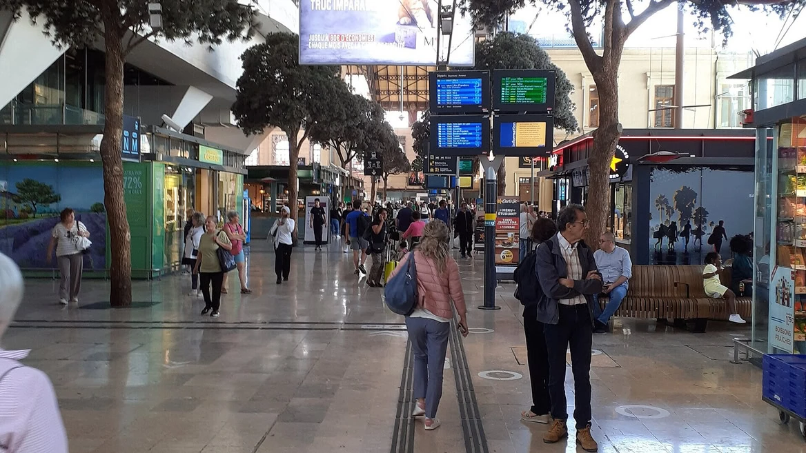 concourse moderne de la gare de marseille avec boutiques