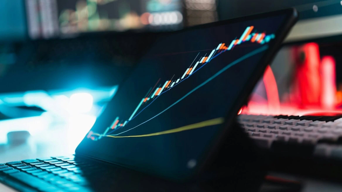 grafico finanziario in crescita su laptop