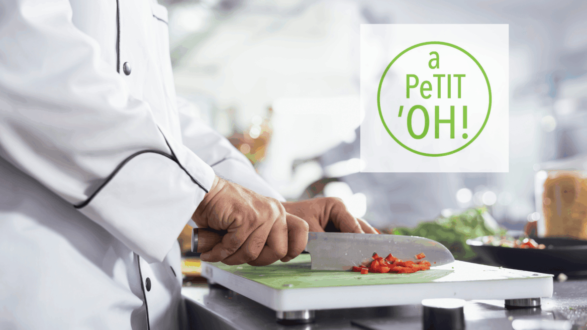 chef cortando verduras en cocina profesional