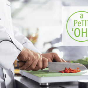 chef cortando verduras en cocina profesional