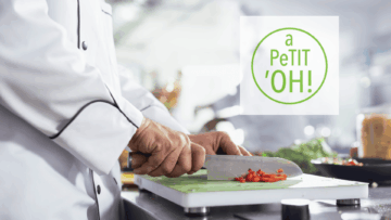 chef cortando verduras en cocina profesional