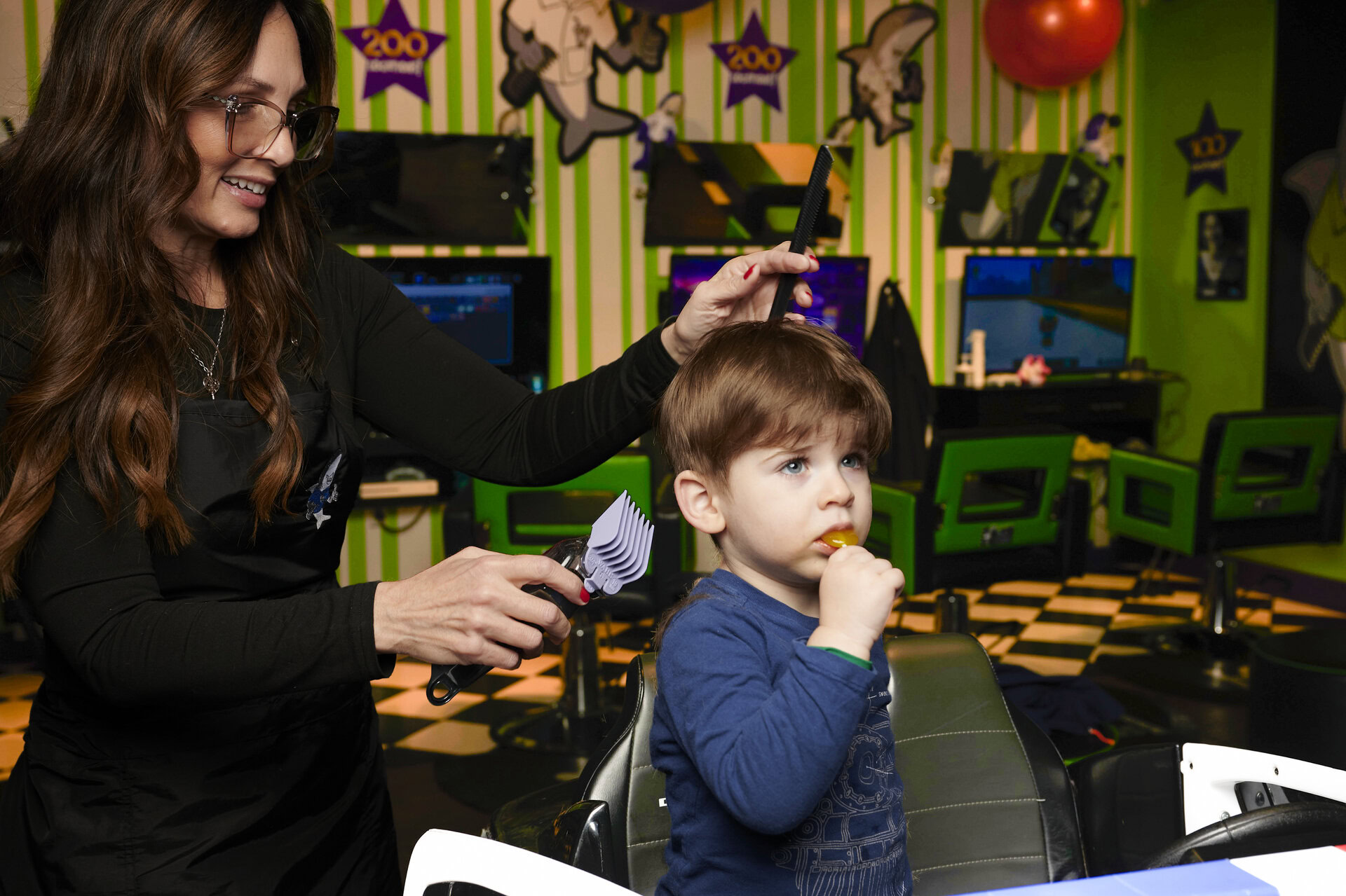 corte infantil en salón colorido