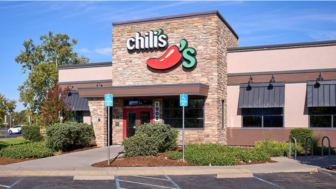 chili’s restaurant exterior with accessible entrance