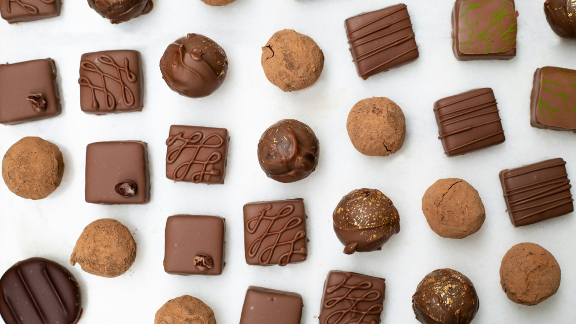 assortiment de chocolats artisanaux sur fond blanc