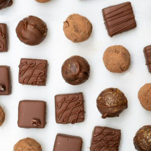 assortiment de chocolats artisanaux sur fond blanc