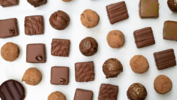 assortiment de chocolats artisanaux sur fond blanc
