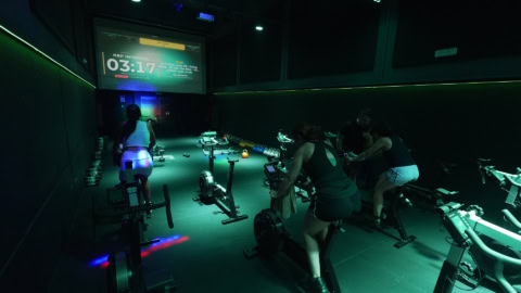 clase de ciclismo indoor en gimnasio boutique