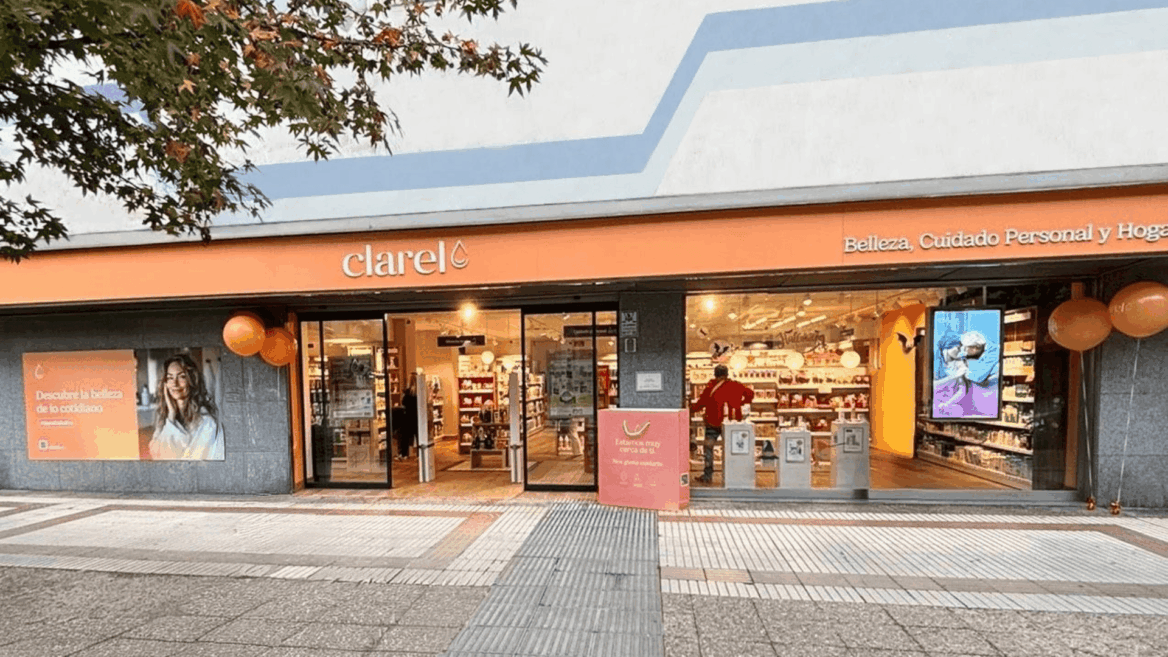 fachada de clarel con escaparate iluminado y globos
