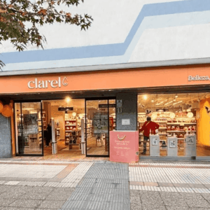fachada de clarel con escaparate iluminado y globos