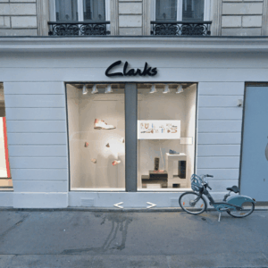 clarks : vitrine soldes et vélo en façade